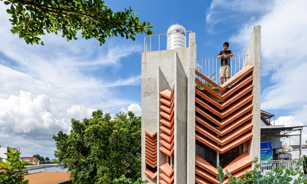 Nhà phố lấy cảm hứng từ vải thổ cẩm và đất đỏ bazan Tây Nguyên