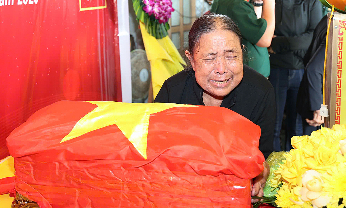 Vợ liệt sĩ đón hài cốt chồng trở về sau gần 50 năm